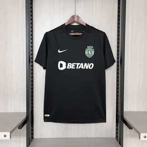 Camisola Sporting CP Back to Black 2023/24 - Preta + Badge de Campeão Nacional 🦁