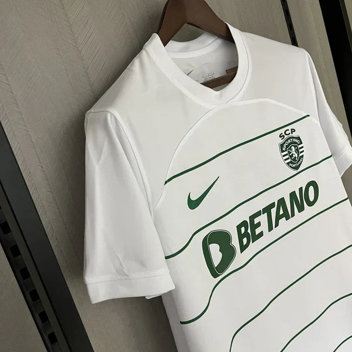 Camisola Sporting CP Away 2023/24 - Branca e Verde + Badge Quinas 🏆