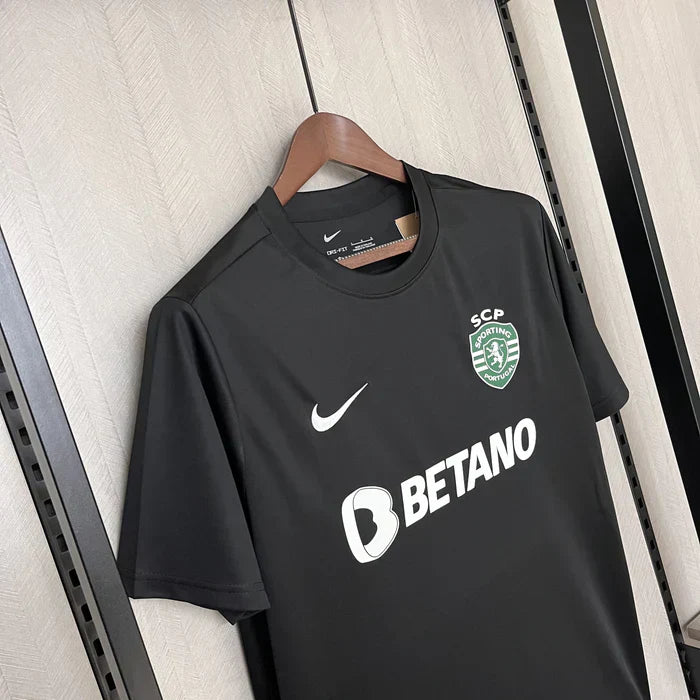 Camisola Sporting CP Back to Black 2023/24 - Preta + Badge Quinas 🦁